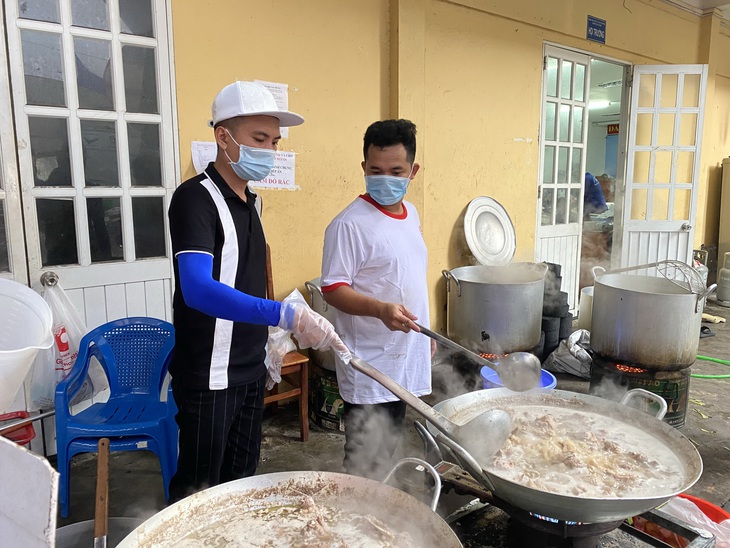 Vác balô ra khỏi nhà, nấu hàng chục ngàn suất ăn cho khu cách ly, phong tỏa - Ảnh 1.