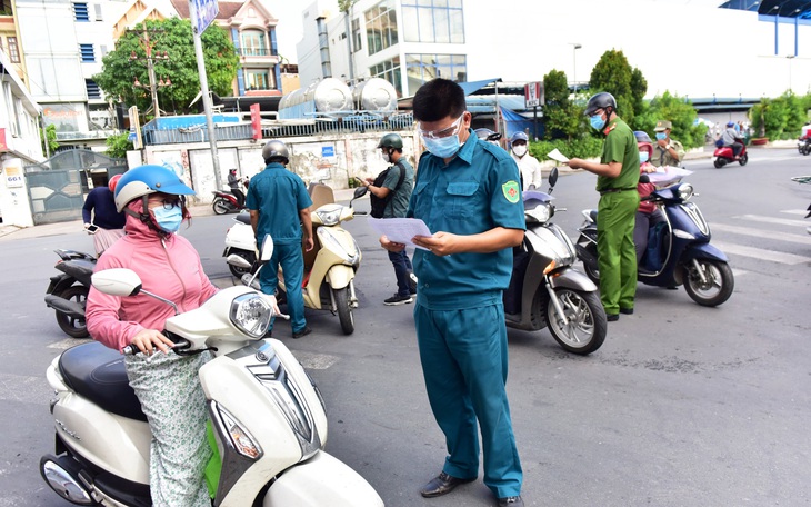 HỎI - ĐÁP về dịch COVID-19: Từ quận này sang quận khác ở TP.HCM có cần giấy xét nghiệm âm tính?