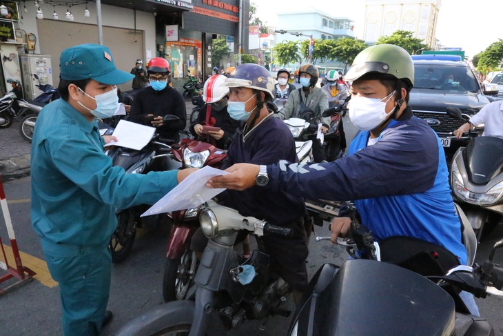 Người dân đi trong TP.HCM không bị kiểm tra giấy xét nghiệm COVID-19 - Ảnh 1.