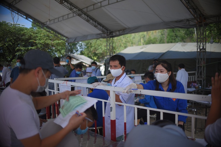 Đi rút tiền nhưng không có giấy xét nghiệm, nam thanh niên trốn trong cốp ôtô - Ảnh 1.