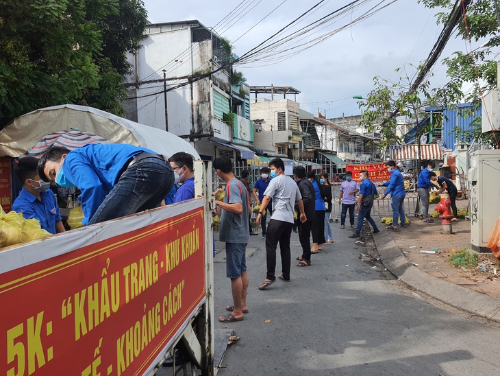 15 tấn gạo, 5 tấn rau củ gửi người nghèo, người sống trong khu phong tỏa ở Cần Thơ - Ảnh 1.