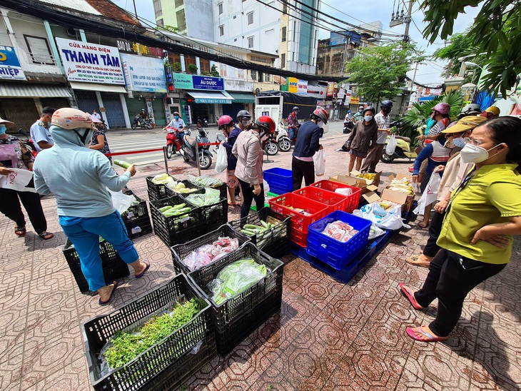 Bất ngờ được mua thịt, cá... giá siêu thị ngay ở vỉa hè TP.HCM - Ảnh 1.