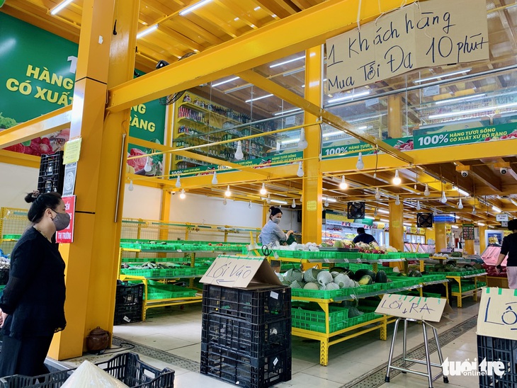 Hớt hải chạy đua mua thực phẩm trong 10 phút theo quy định của cửa hàng - Ảnh 3. Hớt hải chạy đua mua thực phẩm trong 10 phút theo quy định của cửa hàng - Ảnh 3.