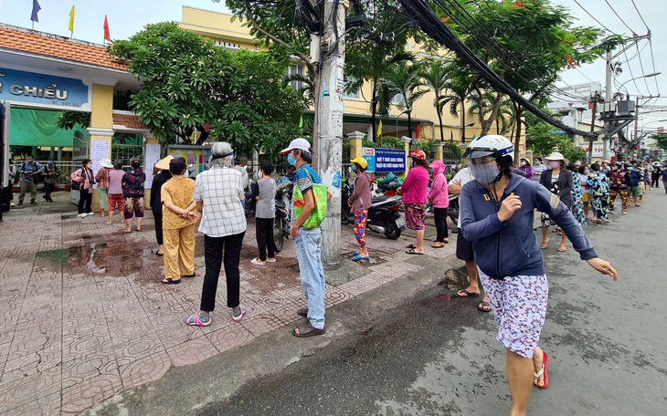 Tăng cường xe lưu động bán hàng cho người đi chợ hộ trong ‘vùng đỏ’, ‘vùng cam’ ở TP.HCM