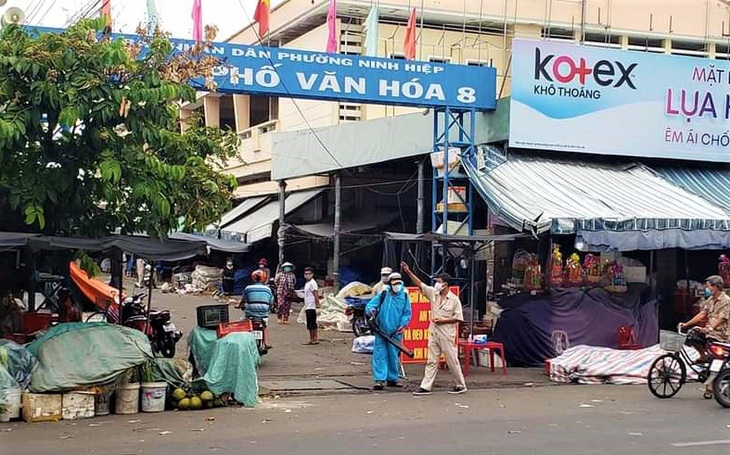 Dân nhận tiền hỗ trợ COVID-19, thôn lại 