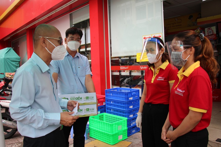 Sở Công thương TP.HCM kiểm tra các siêu thị, cửa hàng tại khu phong tỏa - Ảnh 1.