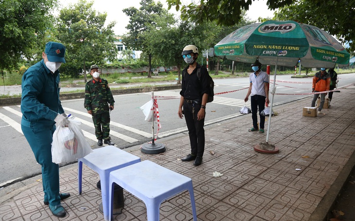 Mẹ mất vì COVID-19, con trai cũng là F0 nên chưa thể chịu tang