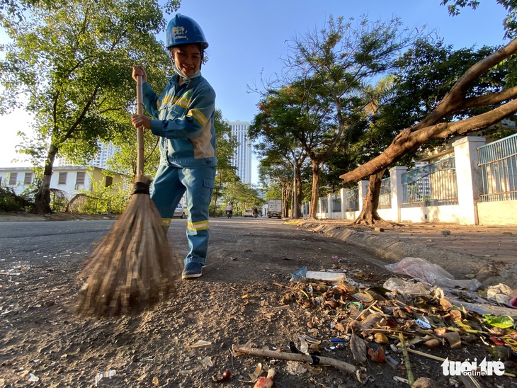 Niềm vui của công nhân môi trường được trả nợ lương - Ảnh 2.