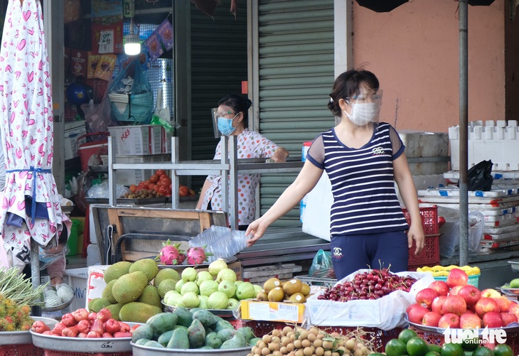 Tiểu thương chợ truyền thống TP.HCM niêm yết giá thực phẩm theo ngày - Ảnh 2.