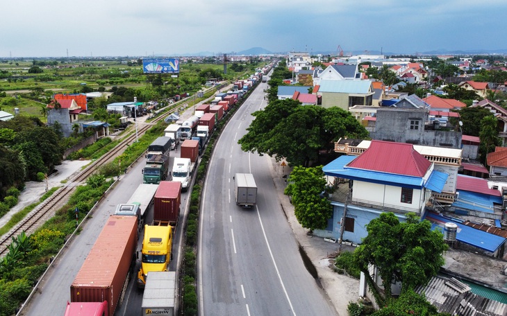 Tài xế ‘dài cổ’ chờ 3-4 tiếng sau khi Hải Phòng yêu cầu dán logo xe chở hàng hóa