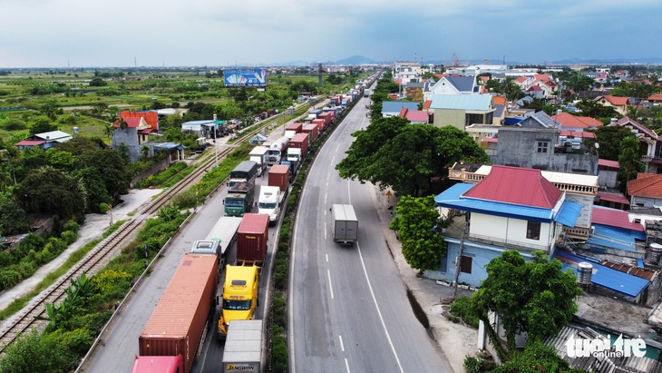 Tài xế ‘dài cổ’ chờ 3-4 tiếng sau khi Hải Phòng yêu cầu dán logo xe chở hàng hóa - Ảnh 2.