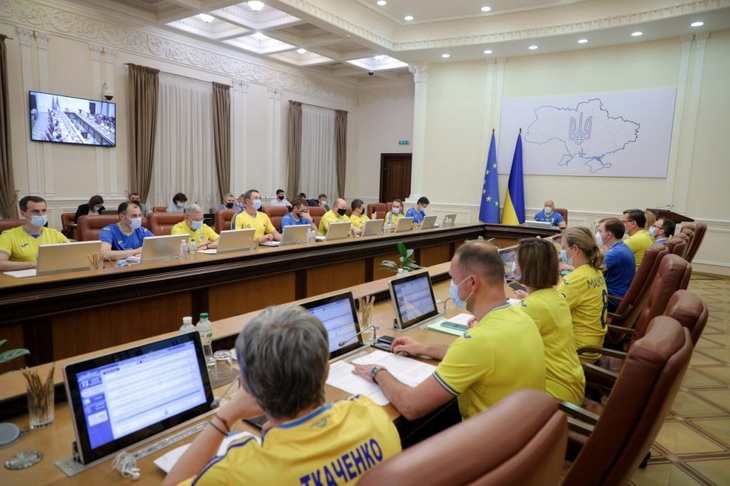 Thủ tướng Ukraine và các bộ trưởng cùng mặc áo đội tuyển đi họp nội các - Ảnh 1. Thủ tướng Ukraine và các bộ trưởng cùng mặc áo đội tuyển đi họp nội các - Ảnh 1.