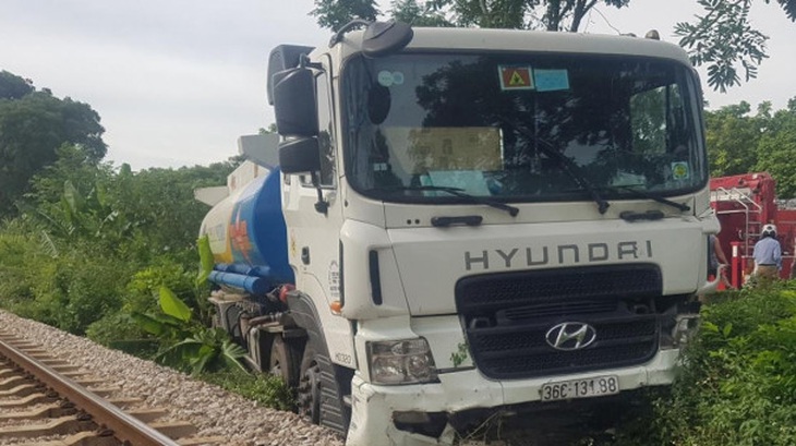 Tai nạn liên hoàn trên quốc lộ 1A làm nhiều xe biến dạng, 1 người chết, nhiều người bị thương - Ảnh 3.