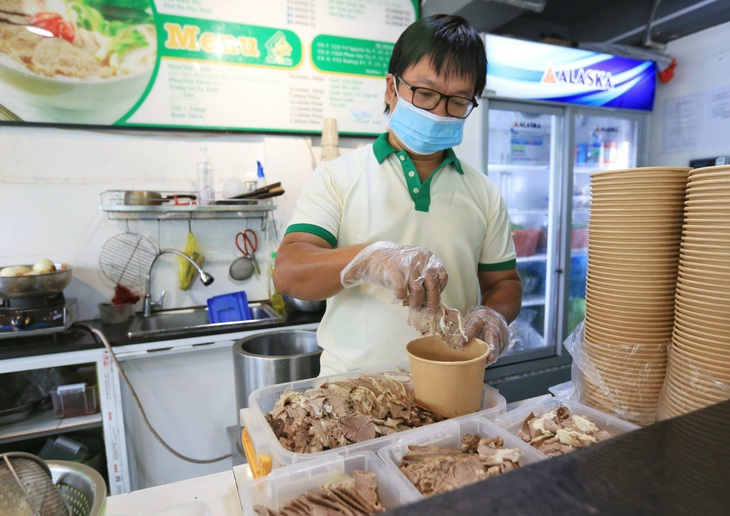Hàng ngàn suất phở ngon đến với bệnh viện dã chiến - Ảnh 1. Hàng ngàn suất phở ngon đến với bệnh viện dã chiến - Ảnh 1.