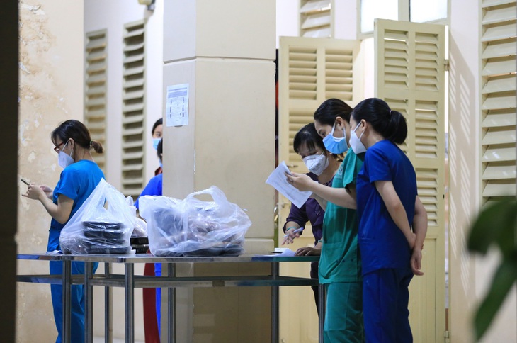 Hàng ngàn suất phở ngon đến với bệnh viện dã chiến - Ảnh 2. Hàng ngàn suất phở ngon đến với bệnh viện dã chiến - Ảnh 2.