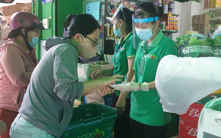 Siêu thị mang thịt, cá, rau... ra tận cửa bán, khách ghi đơn hàng nhờ 