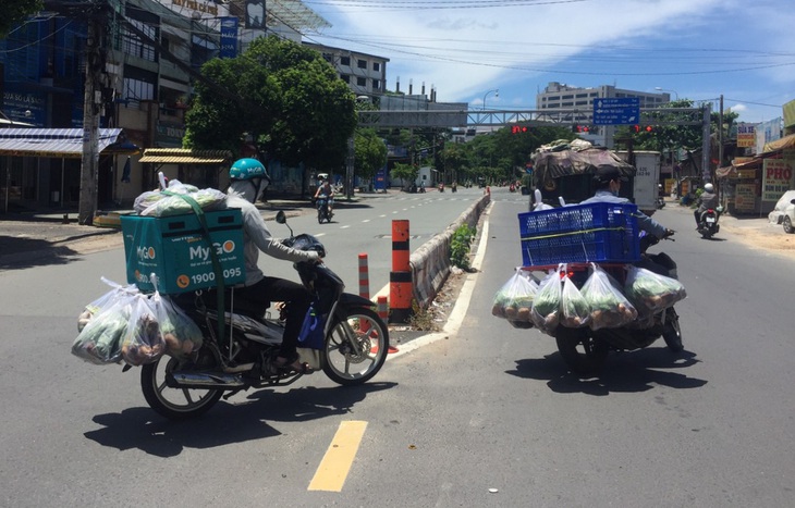 Dân TP.HCM đặt mua rau củ nhiều, bưu cục giao hàng không kịp - Ảnh 2.