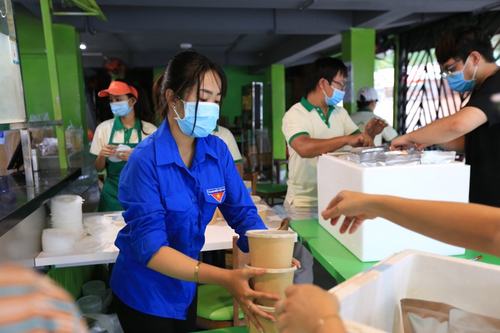 Hàng ngàn suất phở ngon đến với bệnh viện dã chiến - Ảnh 5. Hàng ngàn suất phở ngon đến với bệnh viện dã chiến - Ảnh 5.
