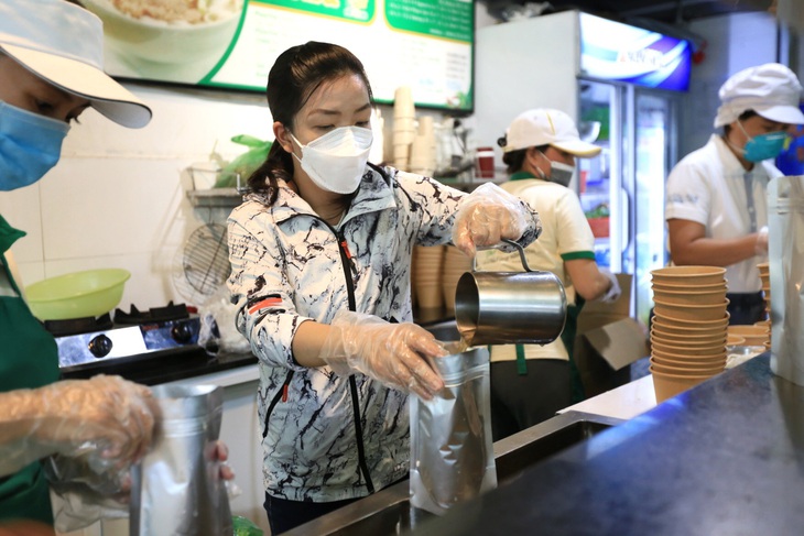 Hàng ngàn suất phở ngon đến với bệnh viện dã chiến - Ảnh 6. Hàng ngàn suất phở ngon đến với bệnh viện dã chiến - Ảnh 6.