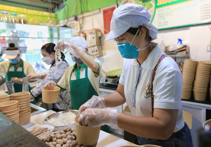 Hàng ngàn suất phở ngon đến với bệnh viện dã chiến - Ảnh 7. Hàng ngàn suất phở ngon đến với bệnh viện dã chiến - Ảnh 7.