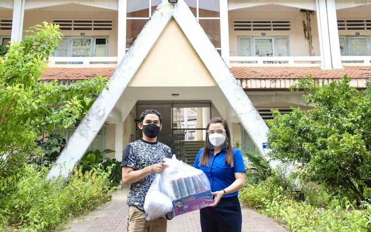 Tặng quà cho 32 du học sinh Lào và Campuchia tại An Giang gần 1 năm chưa về do COVID-19