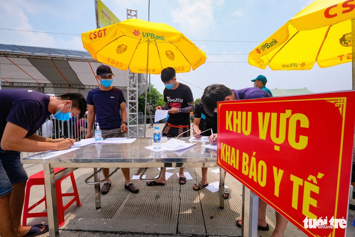 Nhiều tài xế phải quay đầu vì không có giấy xét nghiệm tại chốt kiểm soát vào Hà Nội - Ảnh 4.