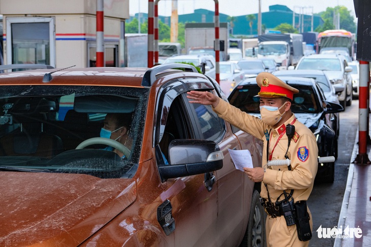 Chủ tịch Hà Nội chỉ đạo khẩn để giảm ùn tắc tại 22 chốt kiểm dịch - Ảnh 1.