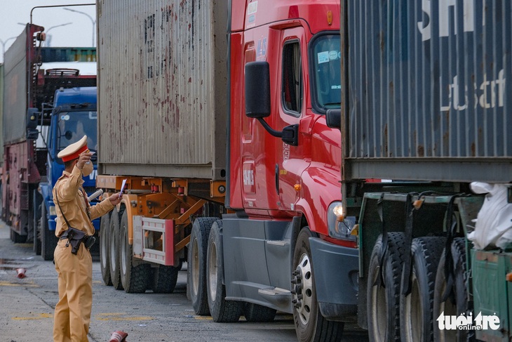 Nhiều tài xế phải quay đầu vì không có giấy xét nghiệm tại chốt kiểm soát vào Hà Nội - Ảnh 3.