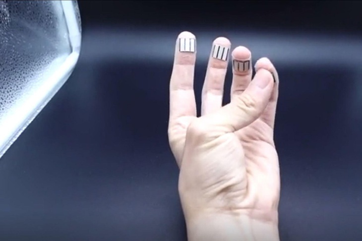 Sạc điện thoại bằng... mồ hôi tay - Ảnh 1. Sạc điện thoại bằng... mồ hôi tay - Ảnh 1.