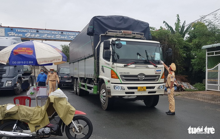 Bộ kêu bỏ, vì sao chốt kiểm soát COVID-19 vẫn đòi giấy thông hành trong nội tỉnh? - Ảnh 1.