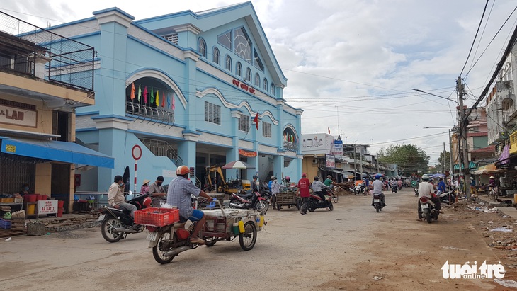 Lợi dụng thẻ cán bộ của người thân; mang theo bao gạo, bánh mì... để được ra đường - Ảnh 2.