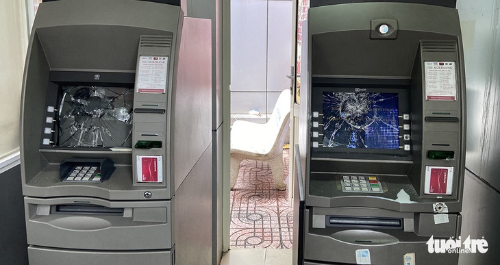 Đập bể 2 màn hình máy ATM vì không nhận thẻ - Ảnh 1.