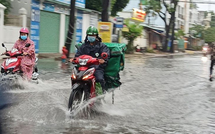 Áp thấp nhiệt đới liên tục đổi hướng, mưa dông diện rộng ở Bắc Bộ