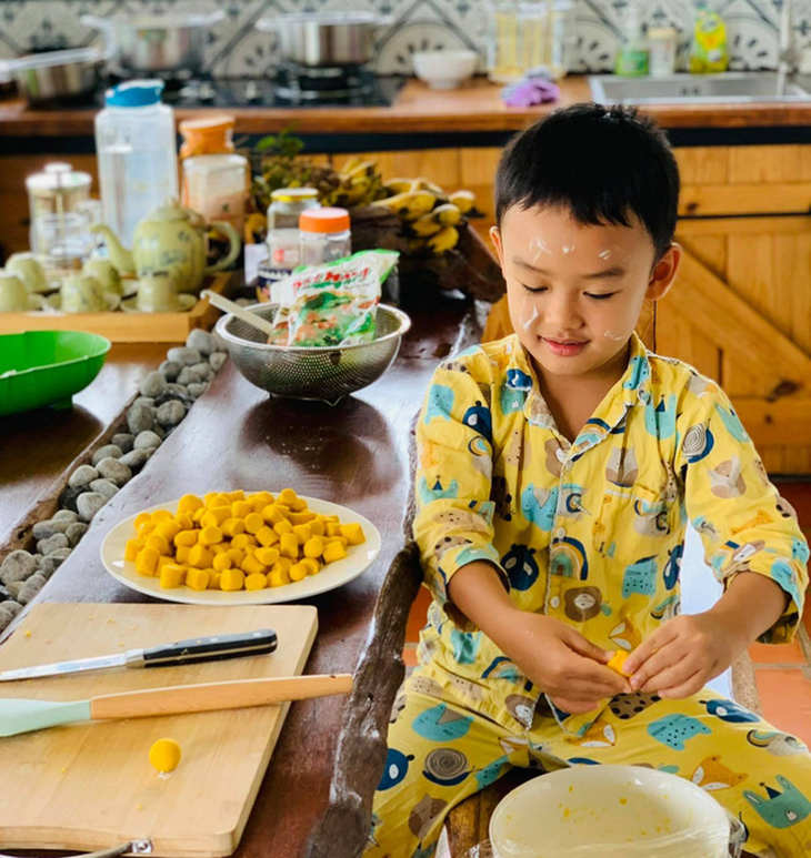 Lê Bê La hướng dẫn món chè bí đỏ, kem bơ khiến trẻ con mê tít - Ảnh 1.