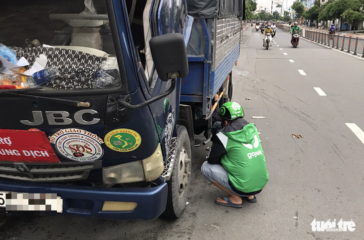 Dầm mưa bốc 22 tấn bắp, chanh bán giá vốn giúp nông dân miền Tây - Ảnh 9.