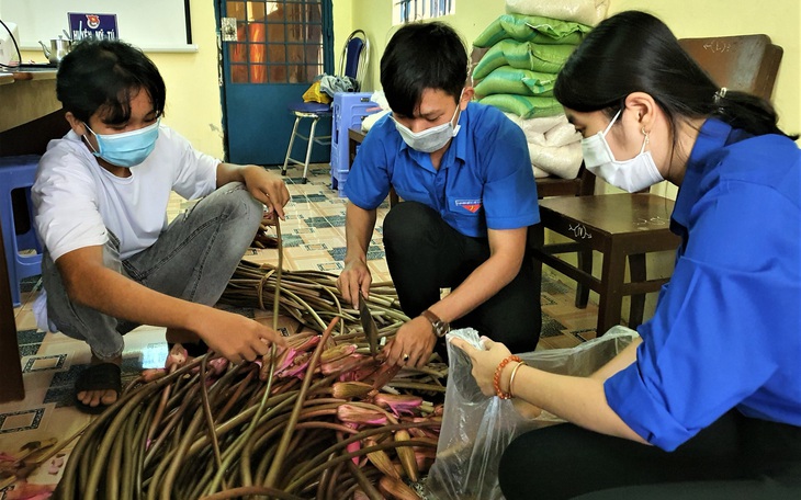 Thanh niên đi chợ giúp người dân cách ly giữa mùa dịch bệnh