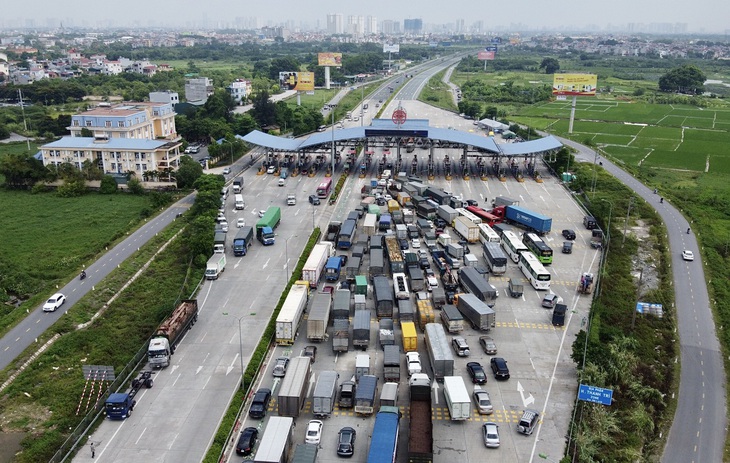 Tài xế phía Nam chở hàng ngang qua Hà Nội khóc ròng vì bị buộc quay đầu - Ảnh 2.