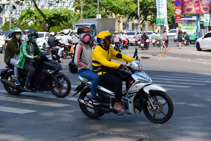 Hà Nội: Xe công nghệ tạm dừng chở khách, chỉ giao hàng thiết yếu - Ảnh 1. Hà Nội: Xe công nghệ tạm dừng chở khách, chỉ giao hàng thiết yếu - Ảnh 1.