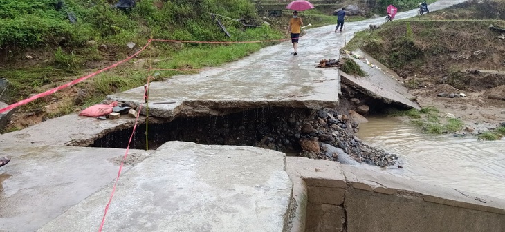 Cầu sắt bị trôi do mưa lũ, 750 người dân ở vùng cao Thanh Hóa bị cô lập - Ảnh 2. Cầu sắt bị trôi do mưa lũ, 750 người dân ở vùng cao Thanh Hóa bị cô lập - Ảnh 2.