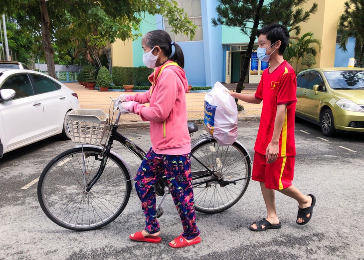 ‘Phiếu đặc biệt’ đi siêu thị không phải trả tiền - Ảnh 2.