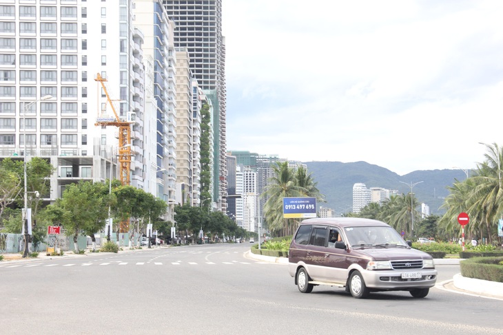 Đà Nẵng lập chốt kiểm tra, đường phố vắng bóng người - Ảnh 6.