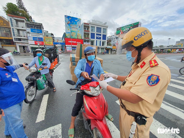 TP.HCM: Nhiều người bị buộc quay đầu khi ra đường không cần thiết - Ảnh 4.