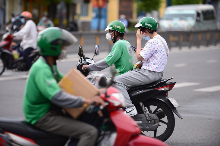 Grab, Be, Gojek tạm tắt dịch vụ giao hàng từ 17h đến 6h hôm sau ở TP.HCM - Ảnh 1.