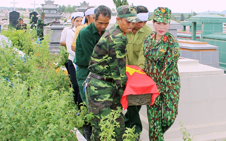 Nữ thủ lĩnh đi tìm mộ liệt sĩ