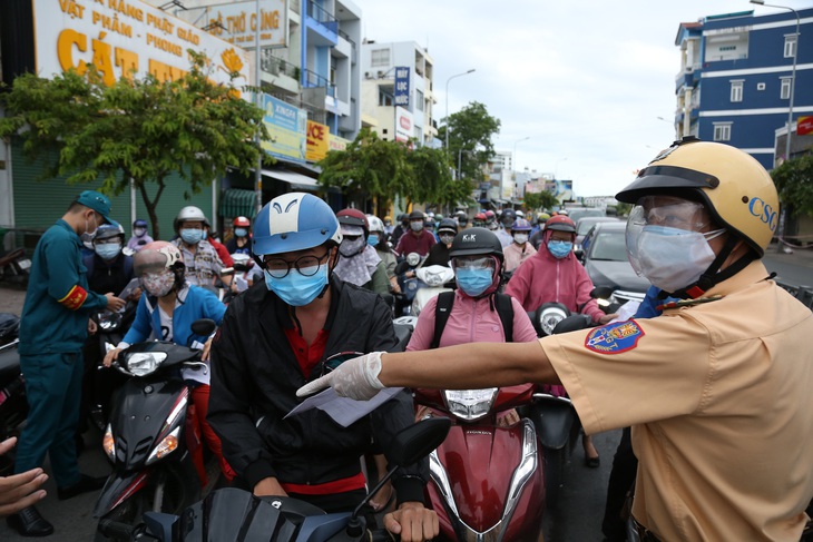 TP.HCM: Hàng trăm người ra đường một lúc, nhiều người bị phạt vì lý do không chính đáng - Ảnh 2.