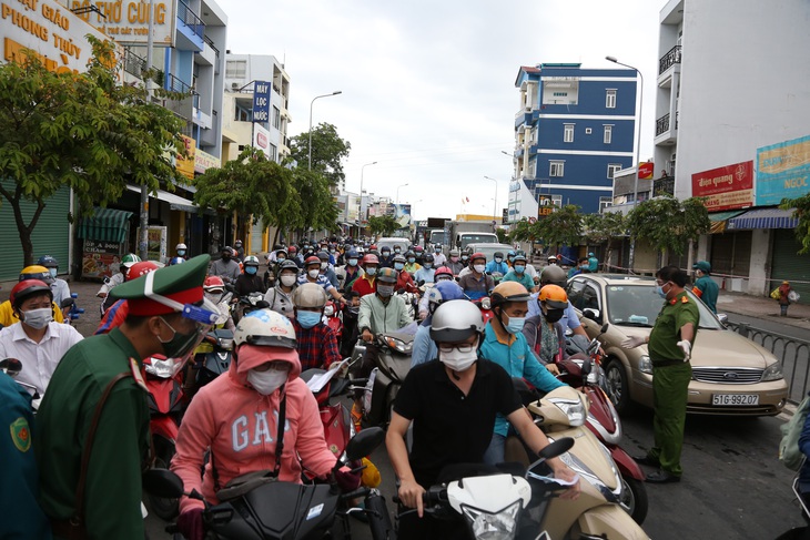 TP.HCM: Hàng trăm người ra đường một lúc, nhiều người bị phạt vì lý do không chính đáng - Ảnh 1.