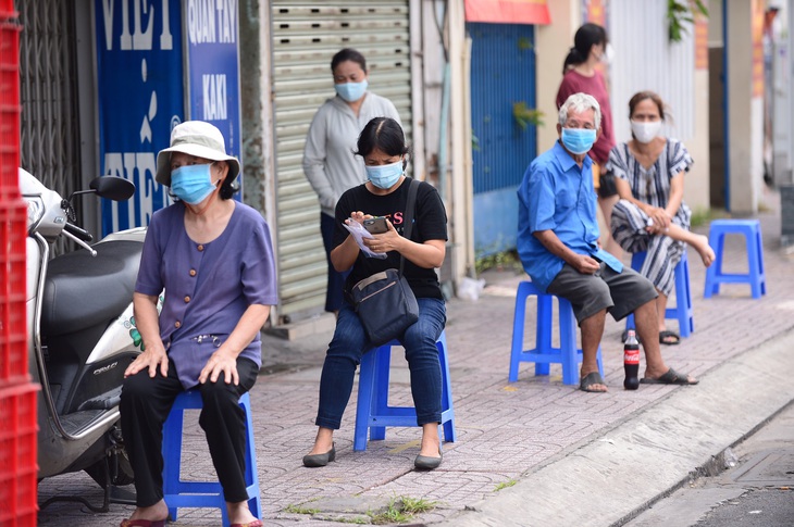 TP.HCM: Hàng chưa kịp lên kệ siêu thị, người mua đã xếp hàng chờ sẵn - Ảnh 2.