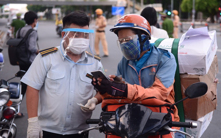 Phí ship hàng xe công nghệ &quot;nhảy múa&quot;, các hãng nói gì?