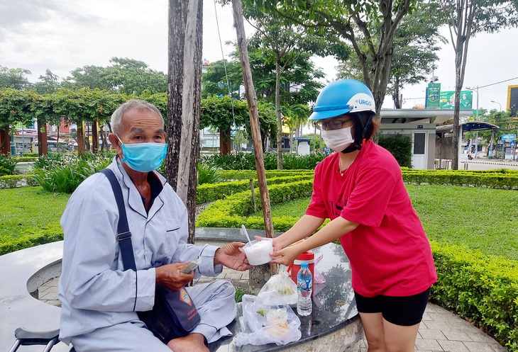 Bữa cơm nghèo nhưng mong ông ấm lòng - Ảnh 2. Bữa cơm nghèo nhưng mong ông ấm lòng - Ảnh 2.