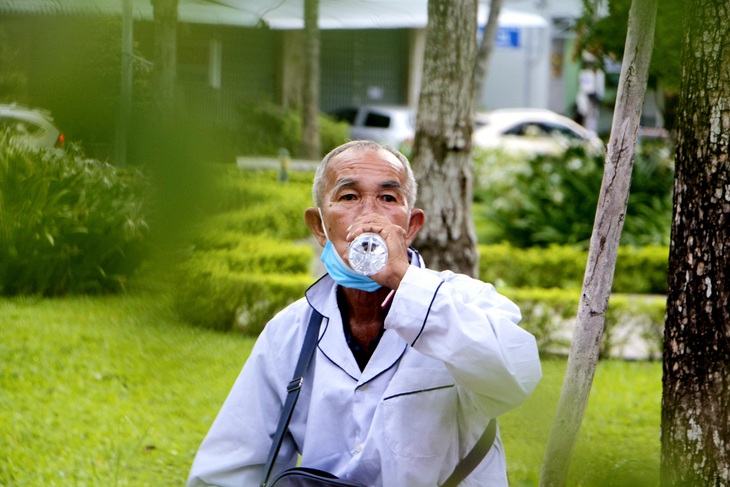 Bữa cơm nghèo nhưng mong ông ấm lòng - Ảnh 1. Bữa cơm nghèo nhưng mong ông ấm lòng - Ảnh 1.